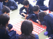 変換 ～ 百人一首 009.png
